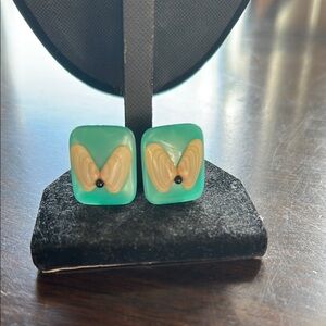 Vintage 1960s lucite and Cream shell clip on Earrings